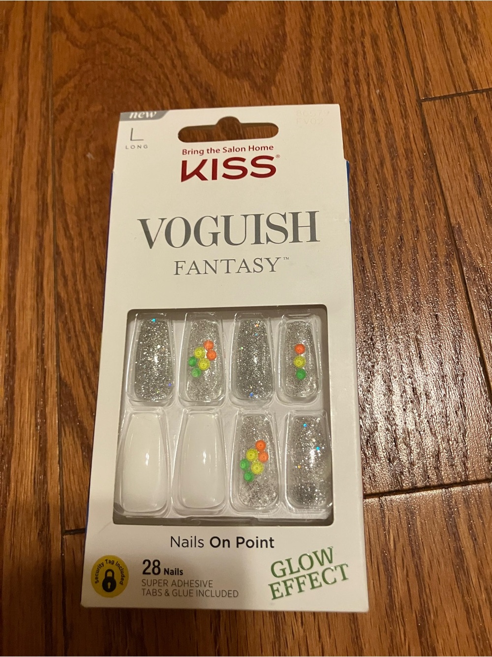NWT Kiss Voguish Fantasy Glow Effect Nails
